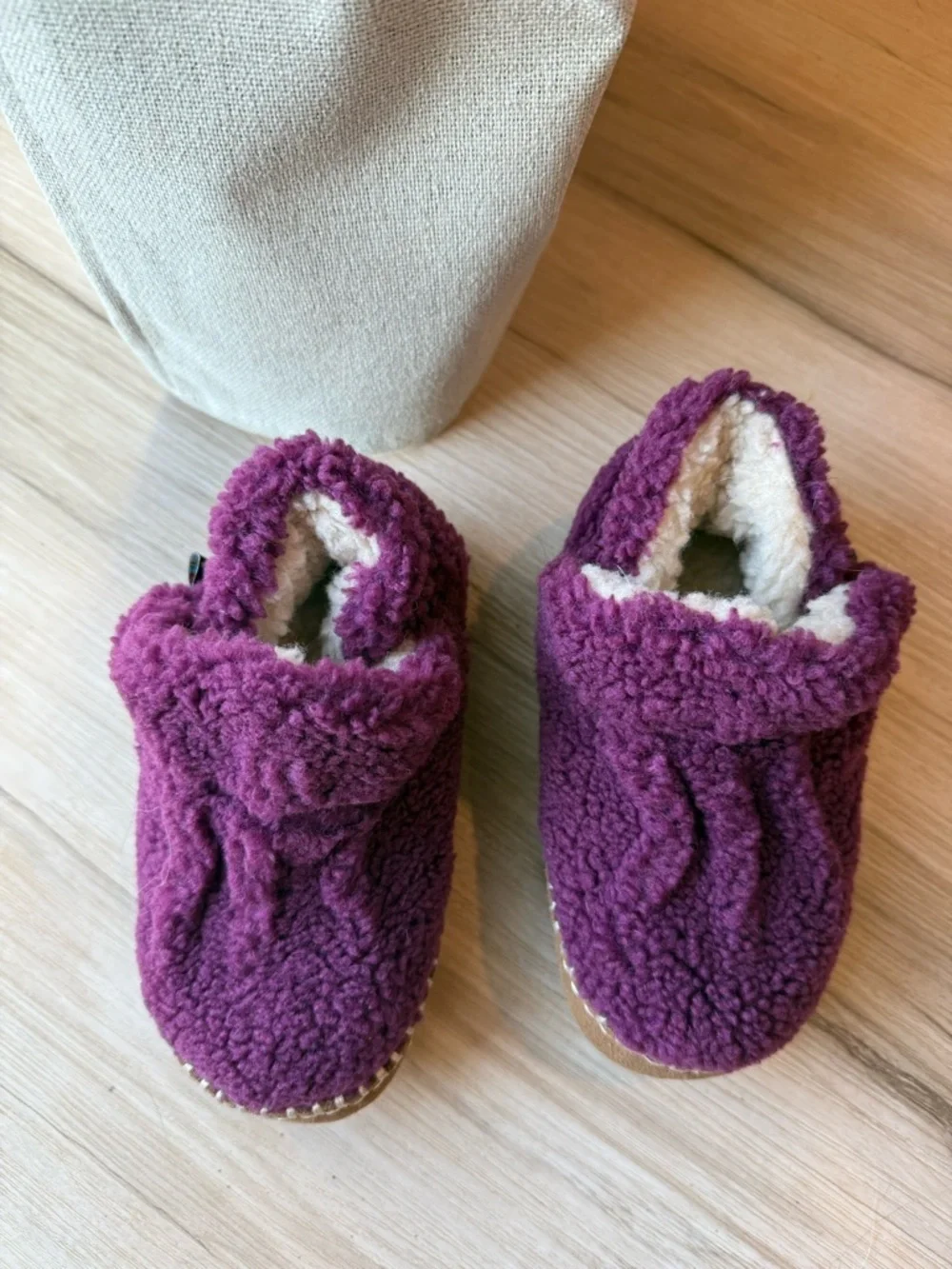 LL Bean Kids Plush Slip-On Slippers in Purple 10-11
